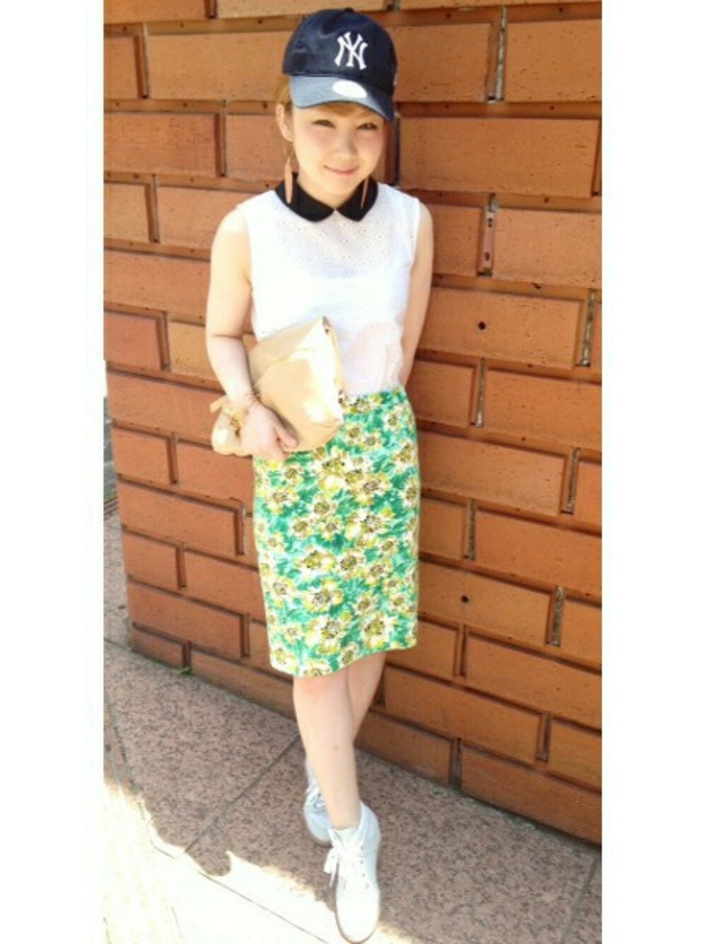 ホワイト系のシャツ/ブラウス、グリーン系のスカート、ホワイト系のスニーカーを着用したレディースの夏コーディネートの1枚目の写真