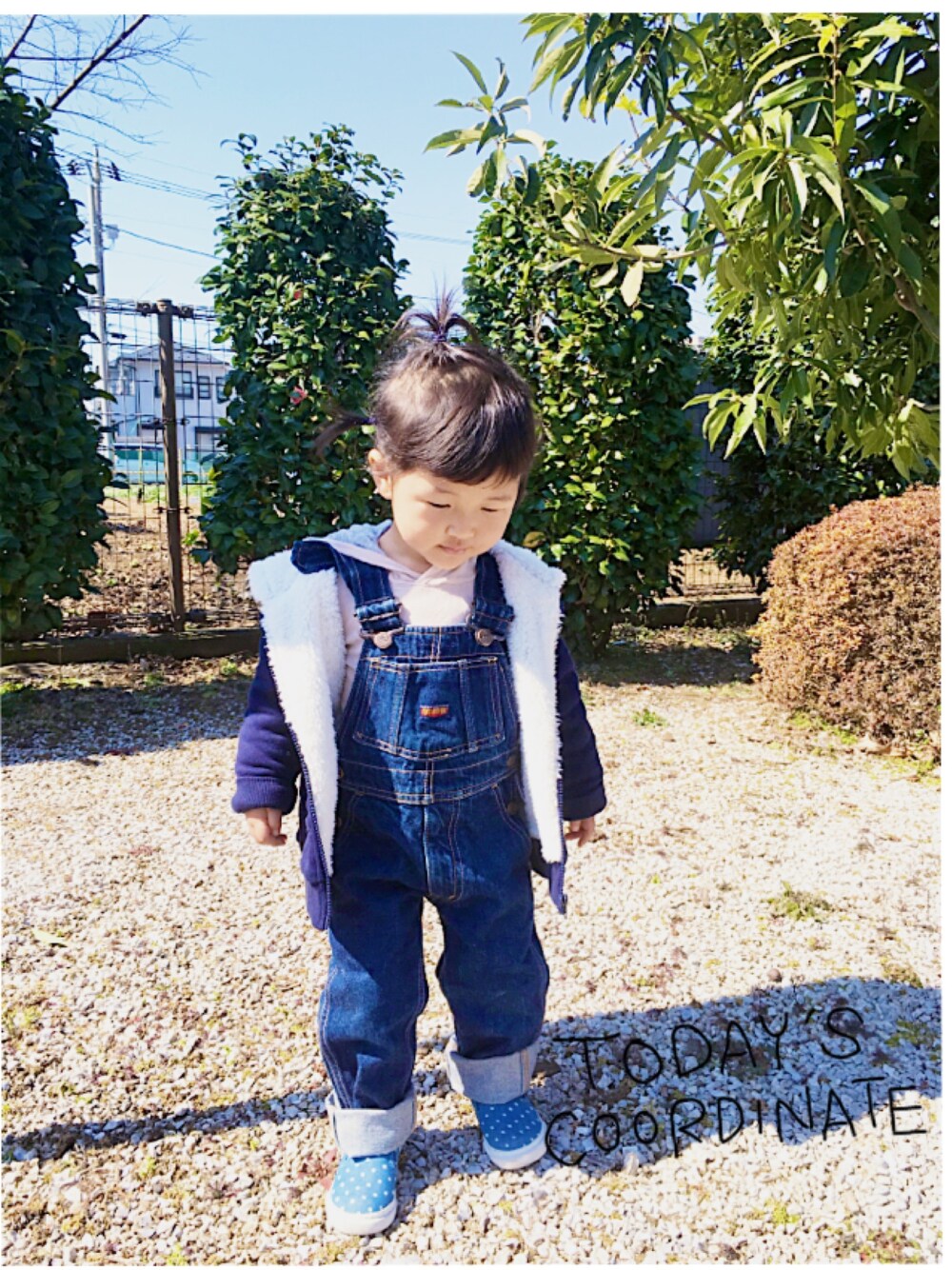 「キッズファッション、デニムサロペット、ビッグジョン、GAP」｜「Big Johnのアイテム（サロペット/オーバーオール、ブルー系）」を使った、やぶここさん（キッズ・90cm）の春コーディネートの1枚目の写真
