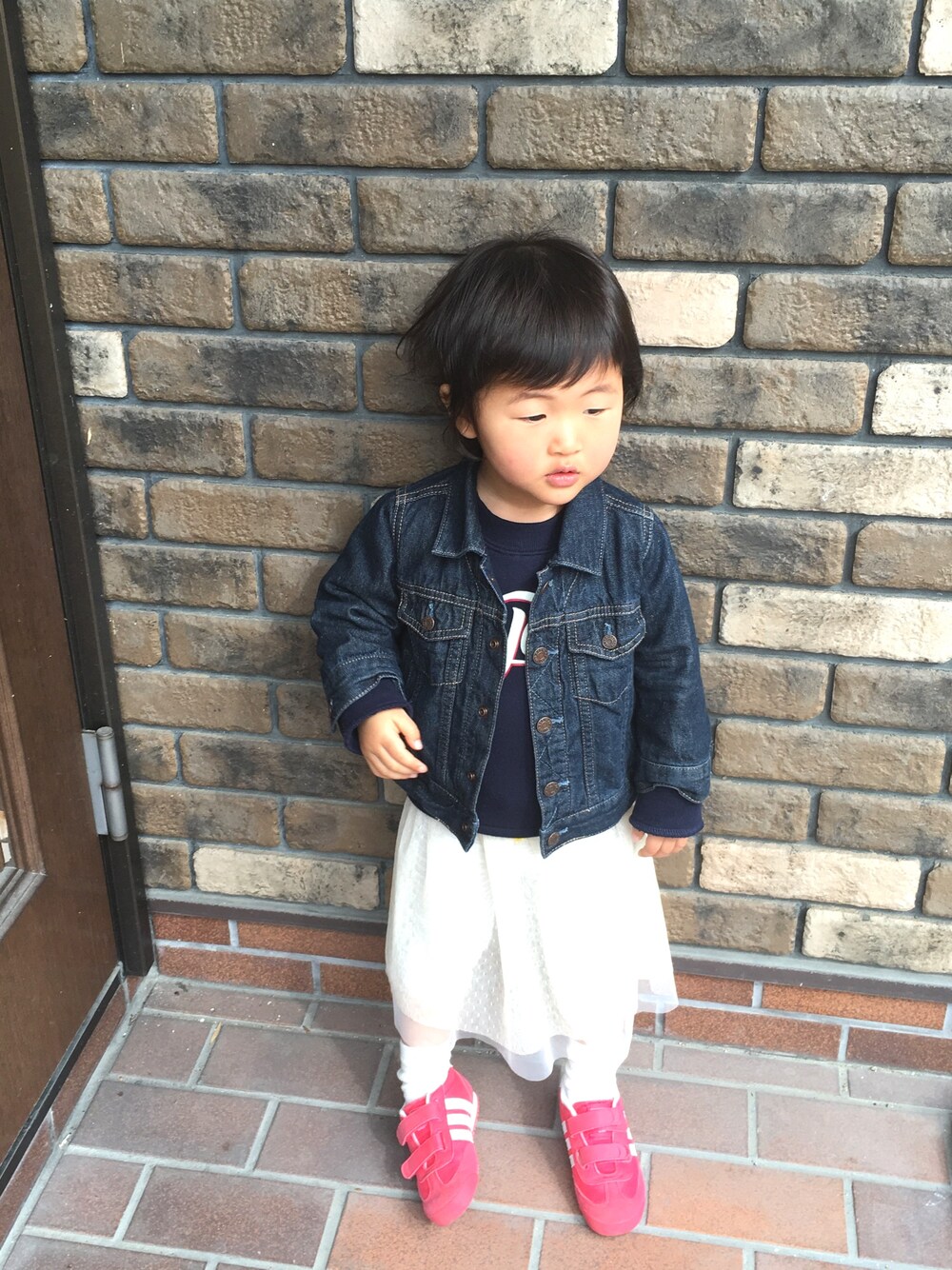 「kids、キッズコーデ、カジュアル、女の子、デニム、2歳、キッズファッション、adidas」｜「petit mainの後ろフリル付きロゴ長袖トレーナー（スウェット、ホワイト系）」を使った、やぶここさん（キッズ・90cm）の春コーディネートの1枚目の写真