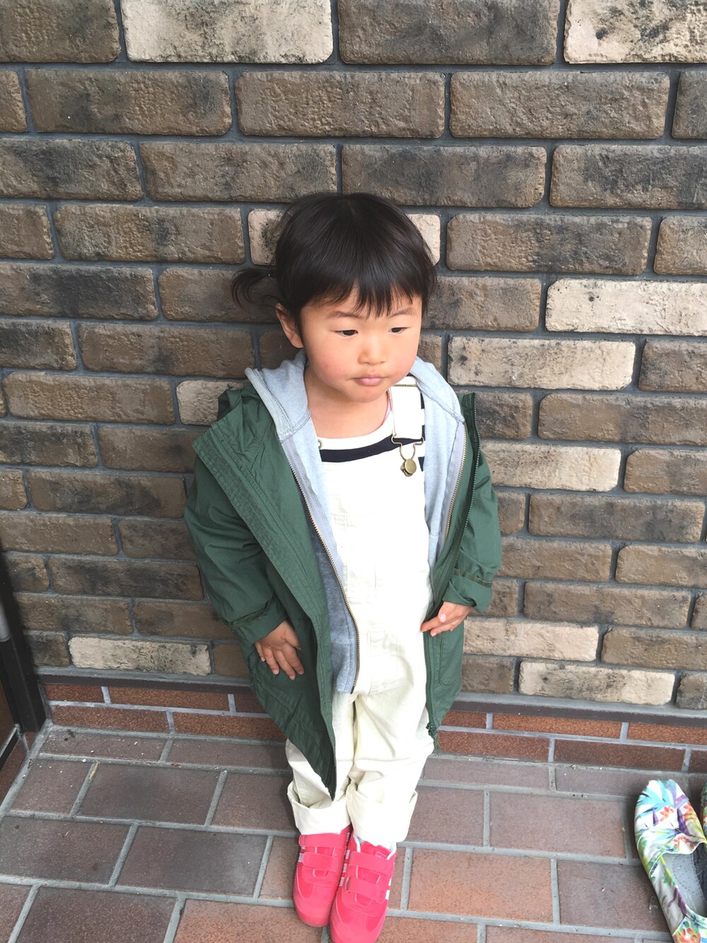 「kids、女の子、kidsfashion、2歳、シンプル、春コーデ、サロペット、adidas」｜「petit mainのベーシックサロペット（サロペット/オーバーオール、ホワイト系）」を使った、やぶここさん（キッズ・90cm）の春コーディネートの1枚目の写真