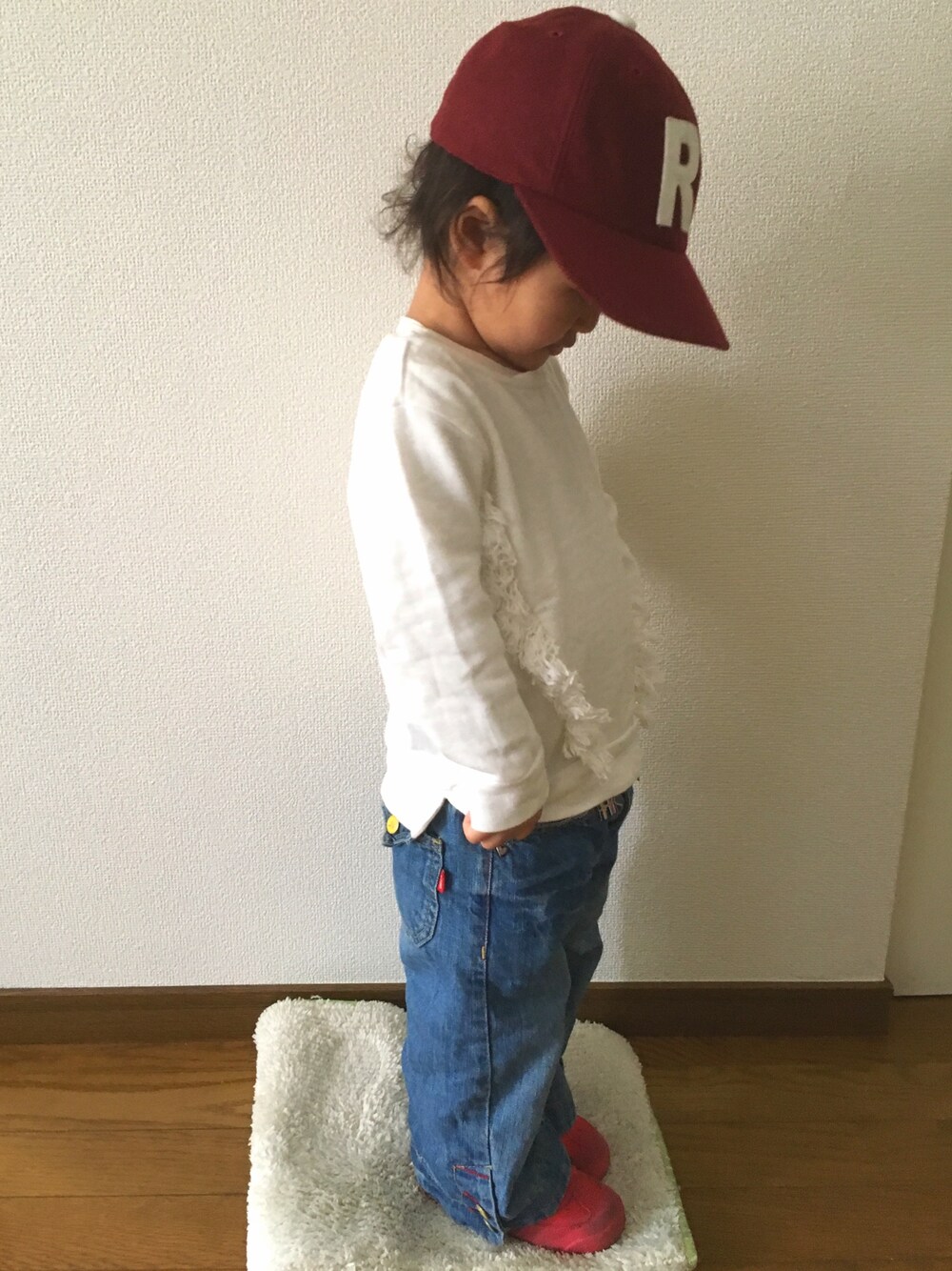 「キッズファッション、キッズコーデ、女の子、2歳、デニム、アディダス、キャップ」｜「petit mainのアイテム（スウェット、ホワイト系）」を使った、やぶここさん（キッズ・90cm）の春コーディネートの1枚目の写真