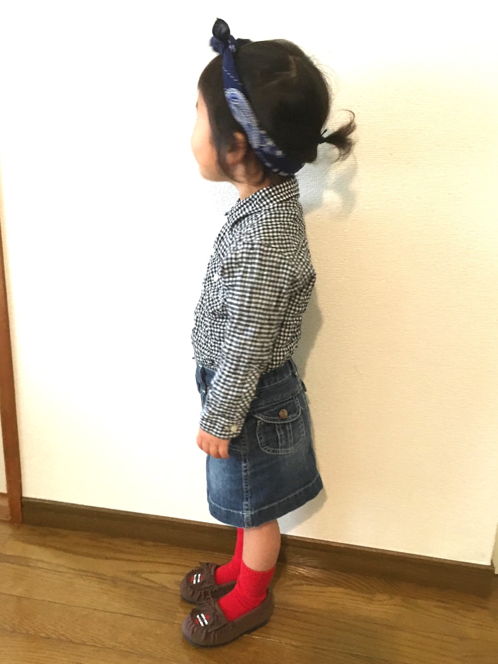 「キッズコーデ、おんなのこ、ギンガムチェック、デニムスカート、はるコーデ、こどもコーデ、バンダナ、2歳」｜「Levi's Lady’sのアイテム（シャツ/ブラウス、その他）」を使った、やぶここさん（キッズ・90cm）の春コーディネートの1枚目の写真