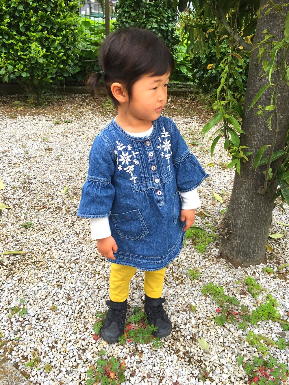 「キッズファッション、kids、カジュアル、おんなのこ、2歳、デニム、キッズコーデ」｜「RAGMARTのアイテム（チュニック、ブルー系）」を使った、やぶここさん（キッズ・90cm）の春コーディネートの1枚目の写真