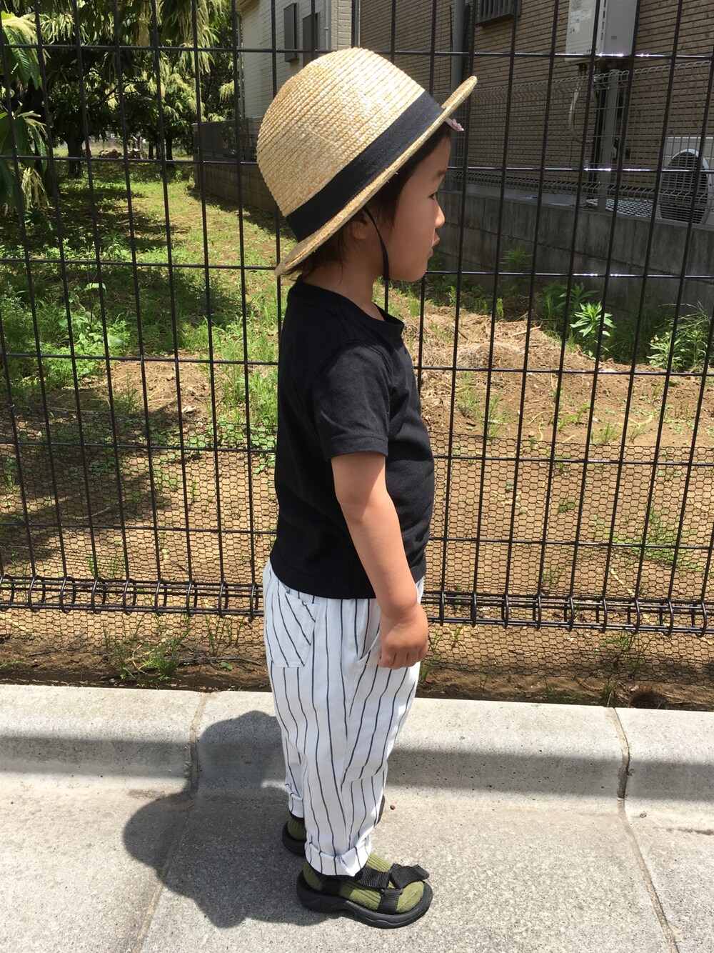 「ボーダー、キッズファッション、夏コーデ、キッズ、シンプルコーデ、女の子、2歳、むぎわら帽子」｜「西松屋のアイテム（Tシャツ/カットソー、ブラック系）」を使った、やぶここさん（キッズ・90cm）の夏コーディネートの1枚目の写真