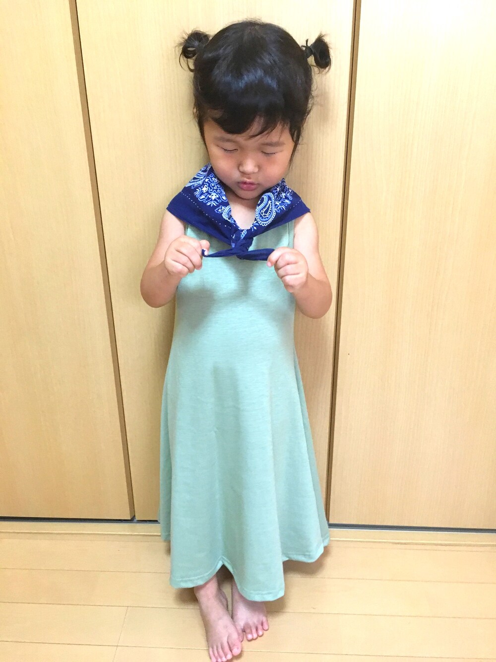 「韓国子供服、グリーン、ワンピース、キッズコーデ、バンダナ、お団子ヘアー、女の子コーデ、夏、おだんごヘアー、2歳」｜「韓国子供服のアイテム（ワンピース、グリーン系）」を使った、やぶここさん（キッズ・90cm）の夏コーディネートの1枚目の写真