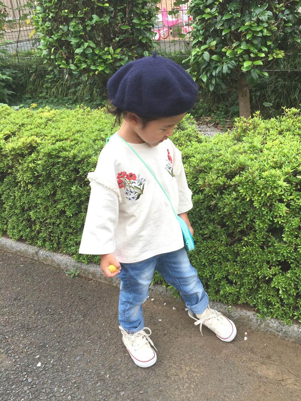 「女の子、秋コーデ、3歳、キッズファッション、プティマイン、kidsfashion、H&M、コンバース」｜「petit mainの花刺繍長袖Ｔシャツ（Tシャツ/カットソー、ホワイト系）」を使った、やぶここさん（キッズ・90cm）の秋コーディネートの1枚目の写真