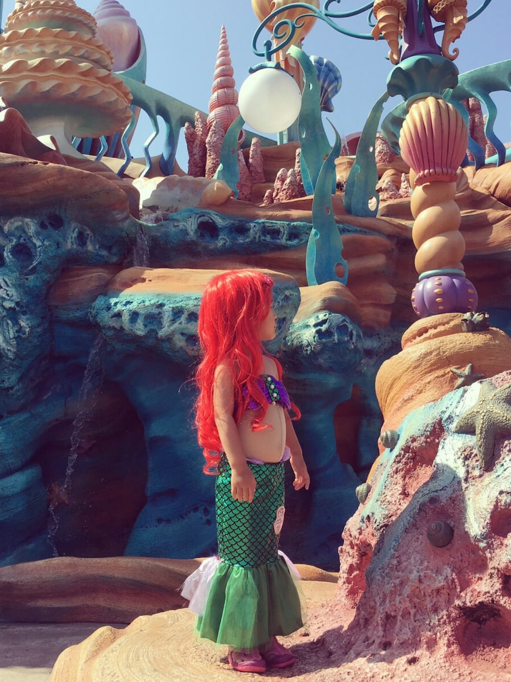 「ディズニー、アリエル、女の子、3歳、キッズファッション、かつら、コスプレ、ディズニーシー、マーメイド、マーメイドラグーン」｜「アリエル！のアイテム（その他、レッド系）」を使った、やぶここさん（キッズ・90cm）の秋コーディネートの1枚目の写真