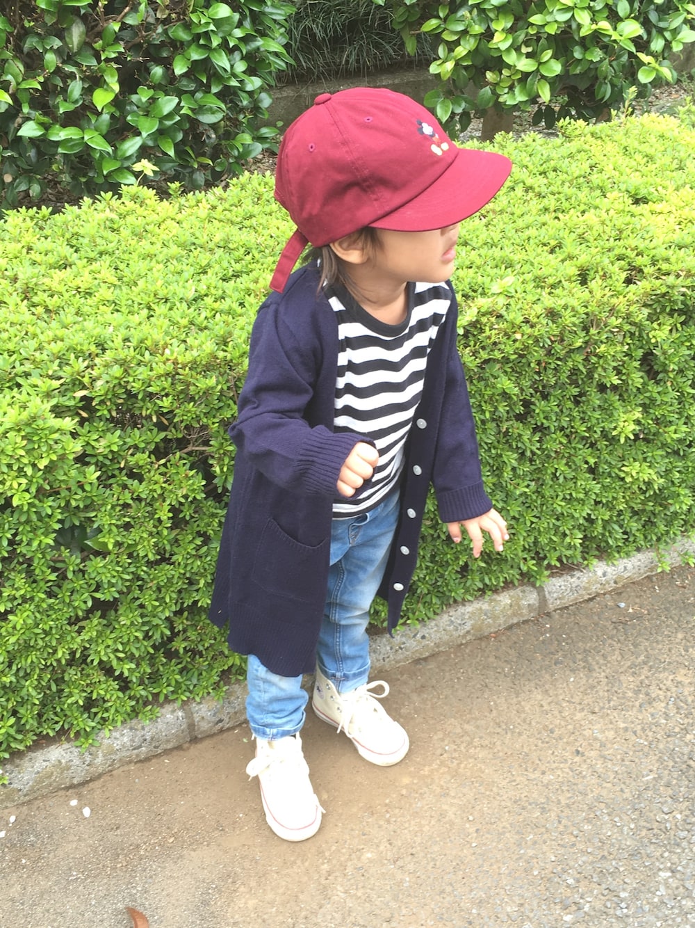 「カジュアルコーデ、キッズコーデ、3歳、女の子、キャップ、ミッキー、キッズファッション」｜「petit mainのロングニットカーディガン（カーディガン/ボレロ、ブルー系）」を使った、やぶここさん（キッズ・90cm）の秋コーディネートの1枚目の写真