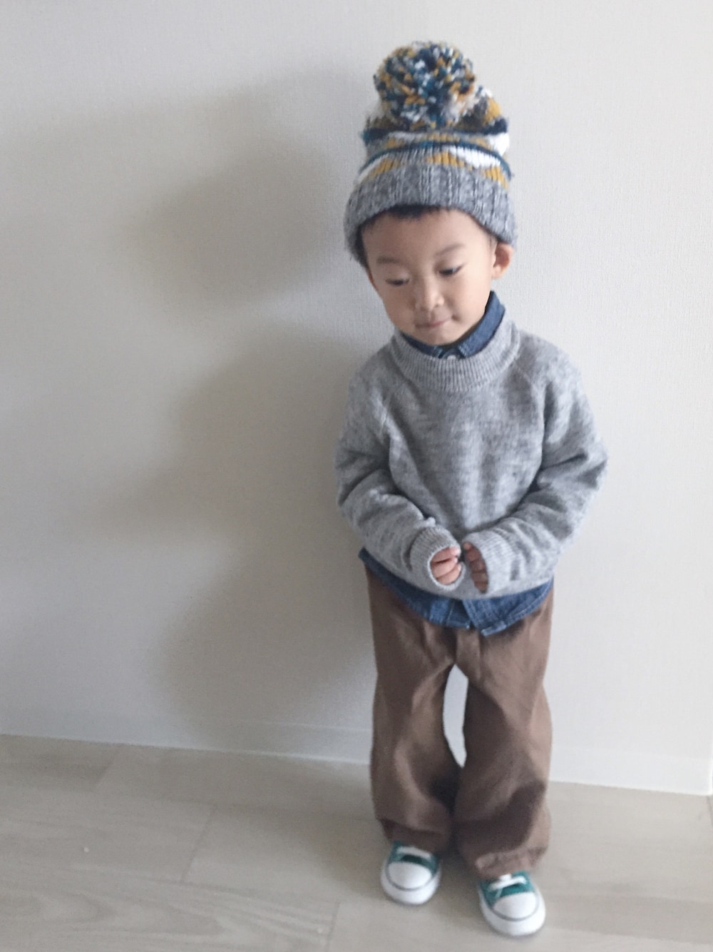 「休日スタイル、冬コーデ、kids、男の子、シンプル、コーデュロイ、ニット、グレー×ブラウン」｜「CONVERSEのアイテム（スニーカー、グリーン系）」を使った、h39さん（キッズ・100cm）の秋コーディネートの1枚目の写真