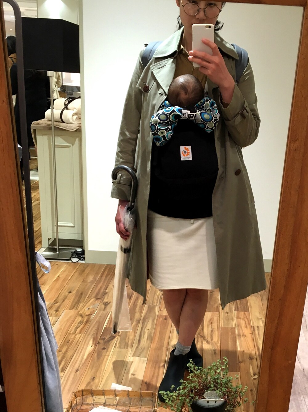 「ママコーデ、雨の日コーデ、UNIQLO」｜「UNIQLOのボアスウェットスカート（スカート、ホワイト系）」を使った、Midori さん（レディース・168cm）の冬コーディネートの1枚目の写真