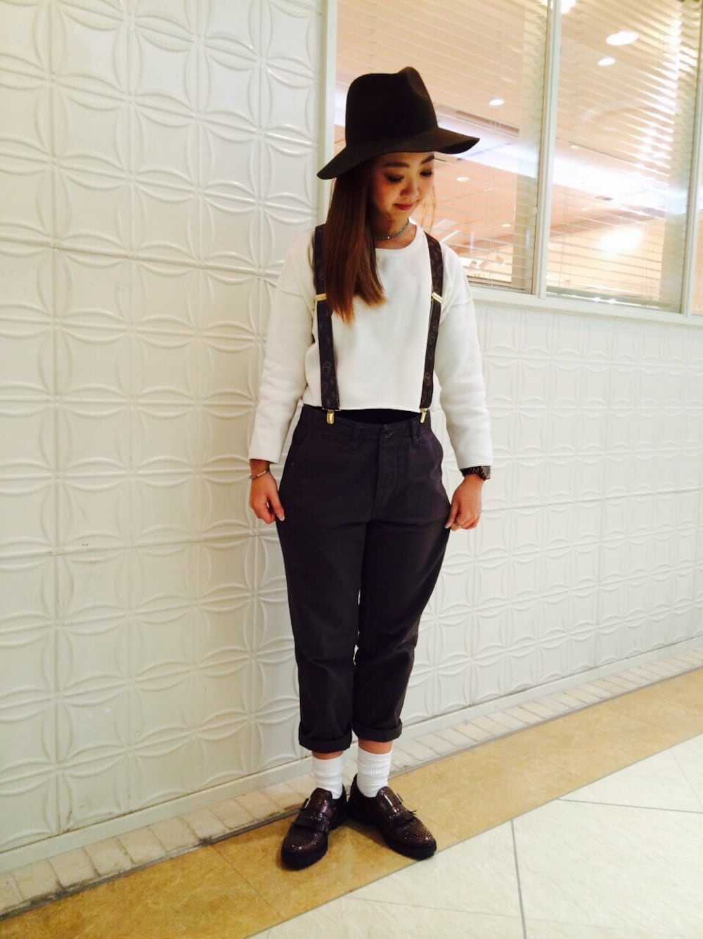 グレー系のチノパンツ、ホワイト系のその他トップス、グレー系のサスペンダーを着用したレディースの春コーディネートの1枚目の写真