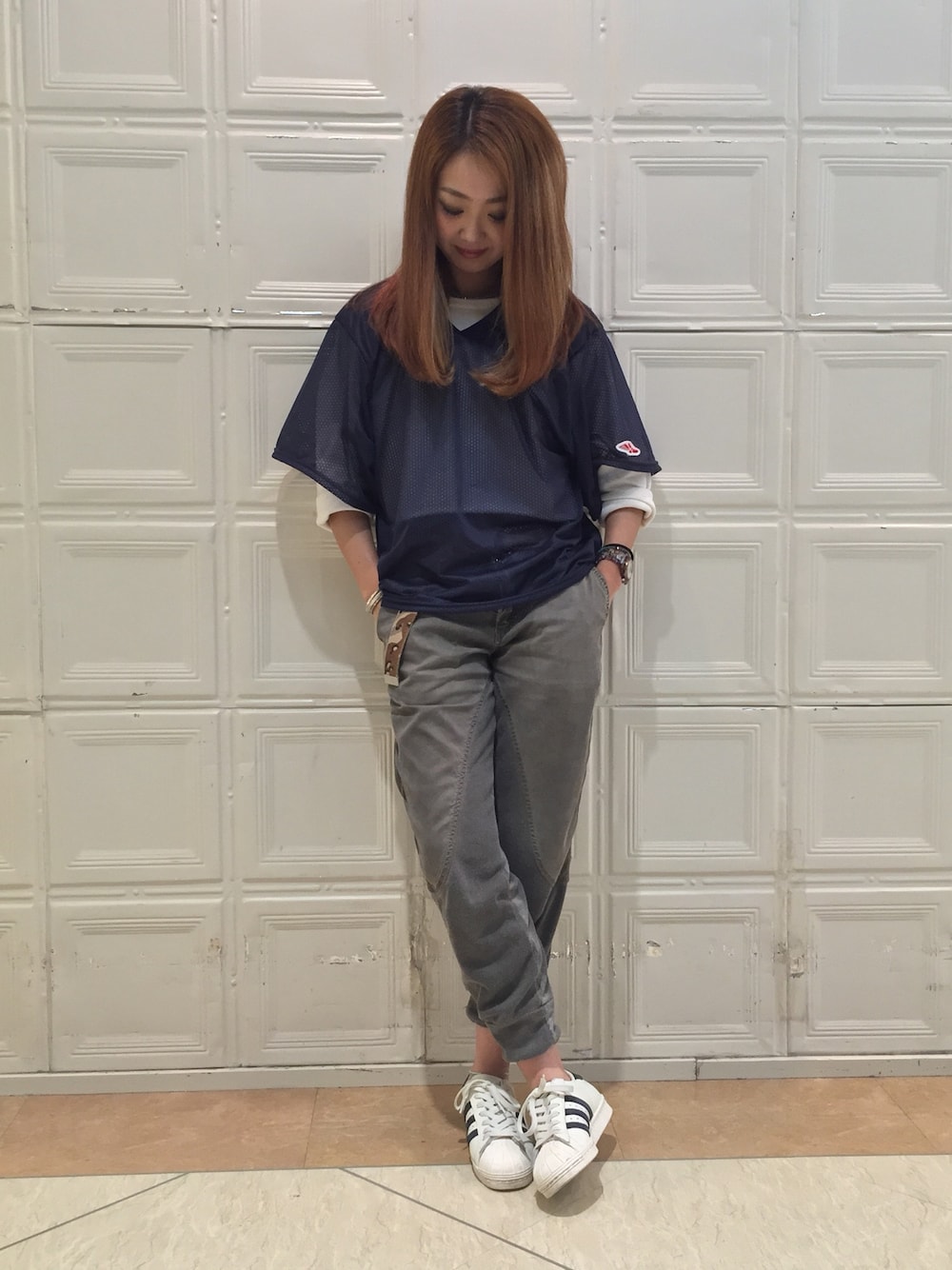 ブルー系のTシャツ/カットソー、ホワイト系のその他トップス、ホワイト系のスニーカーを着用したレディースの春コーディネートの1枚目の写真