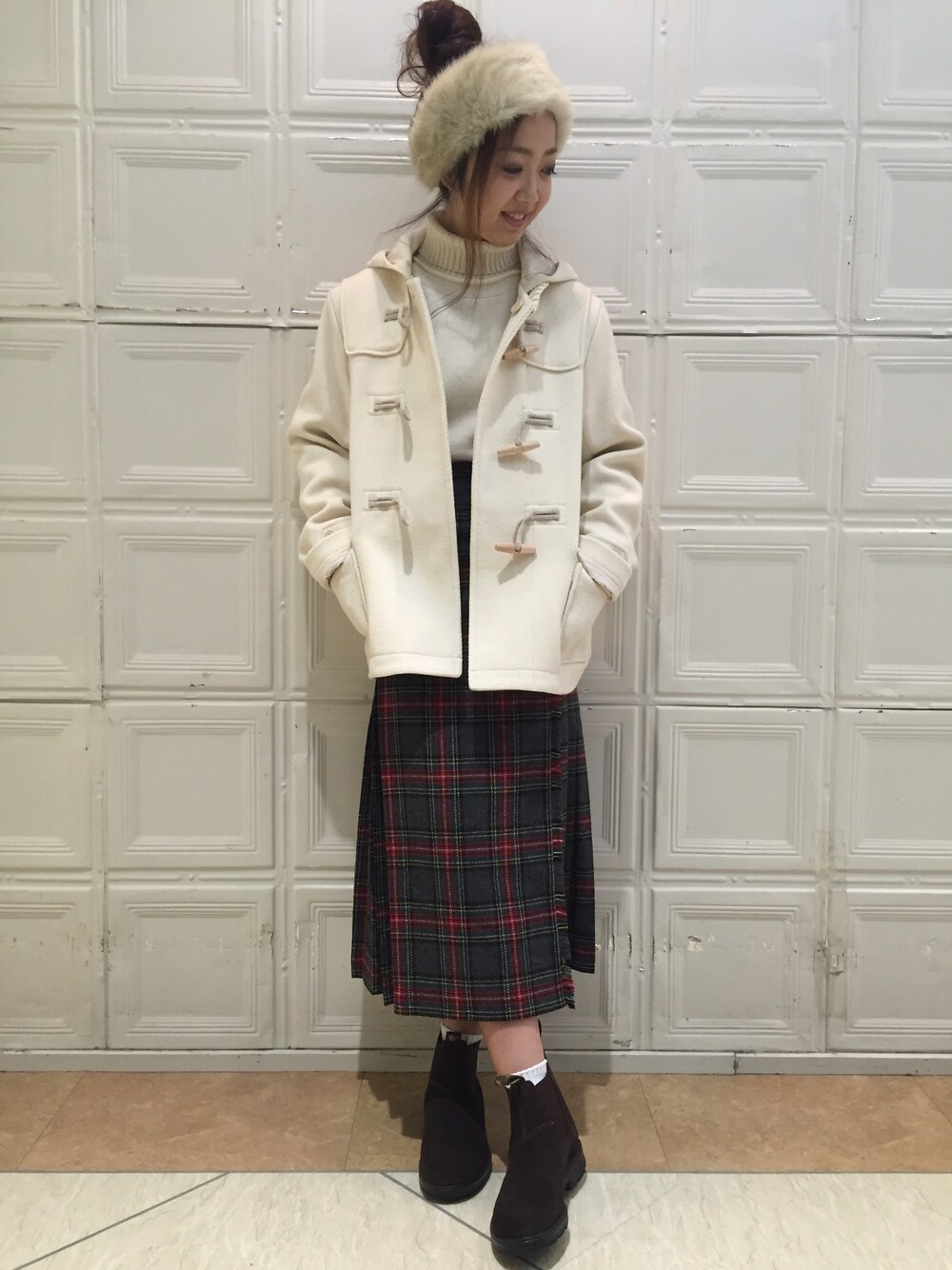 「BEAMS、BEAMS BOY、beamsboy、Xmas、ホワイトクリスマス、クリスマス、タータンチェック、ニット、コート、blundstone」｜「BEAMS BOYのCableami×BEAMS BOY / ファー ヘアバンド 15FW（ヘアバンド、グレー系）」を使った、sawaaaさん（レディース・157cm）の秋コーディネートの1枚目の写真