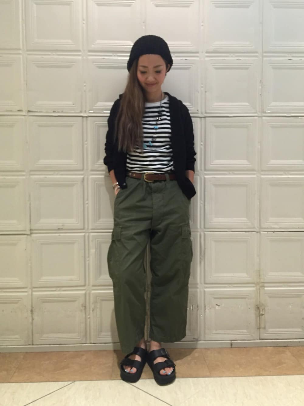 ブラック系のTシャツ/カットソー、ブラック系のカーディガン/ボレロ、グリーン系のカーゴパンツを着用したレディースの夏コーディネートの1枚目の写真