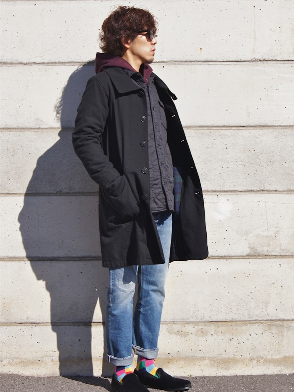 「コート、 デニム、 パーカー」｜「nonnativeのDOCTOR COAT - C/W TWILL（ステンカラーコート、ブラック系）」を使った、UNDERPASSさん（メンズ・170cm）の秋コーディネートの1枚目の写真