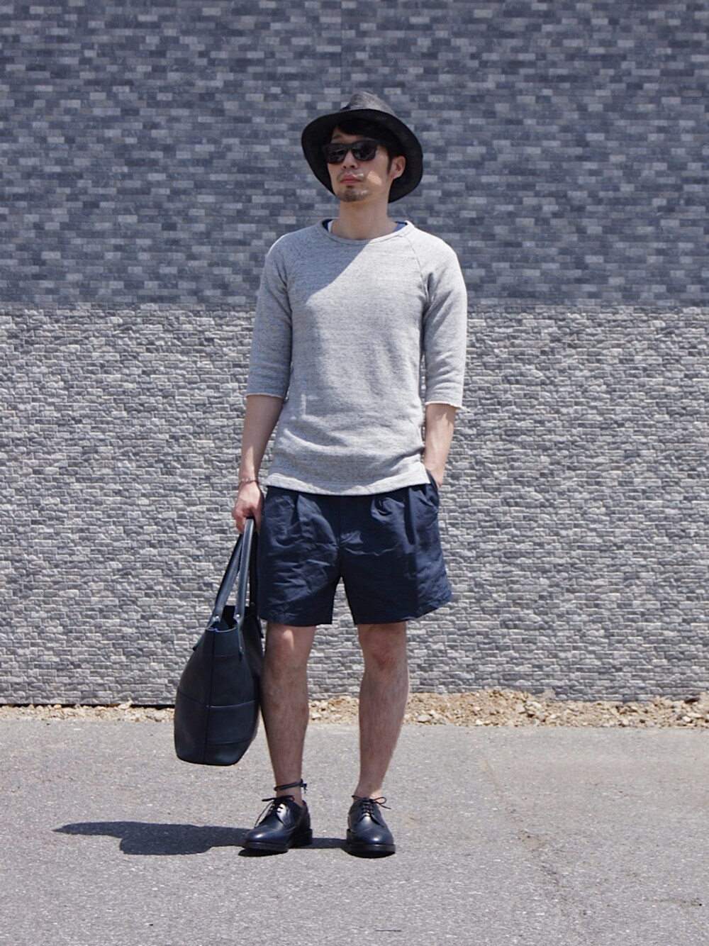 「kolor、visvim、tricker's」｜「nonnativeのDWELLER CREW QS COTTON SWEAT（スウェット、グレー系）」を使った、UNDERPASSさん（メンズ・176cm）の春コーディネートの1枚目の写真