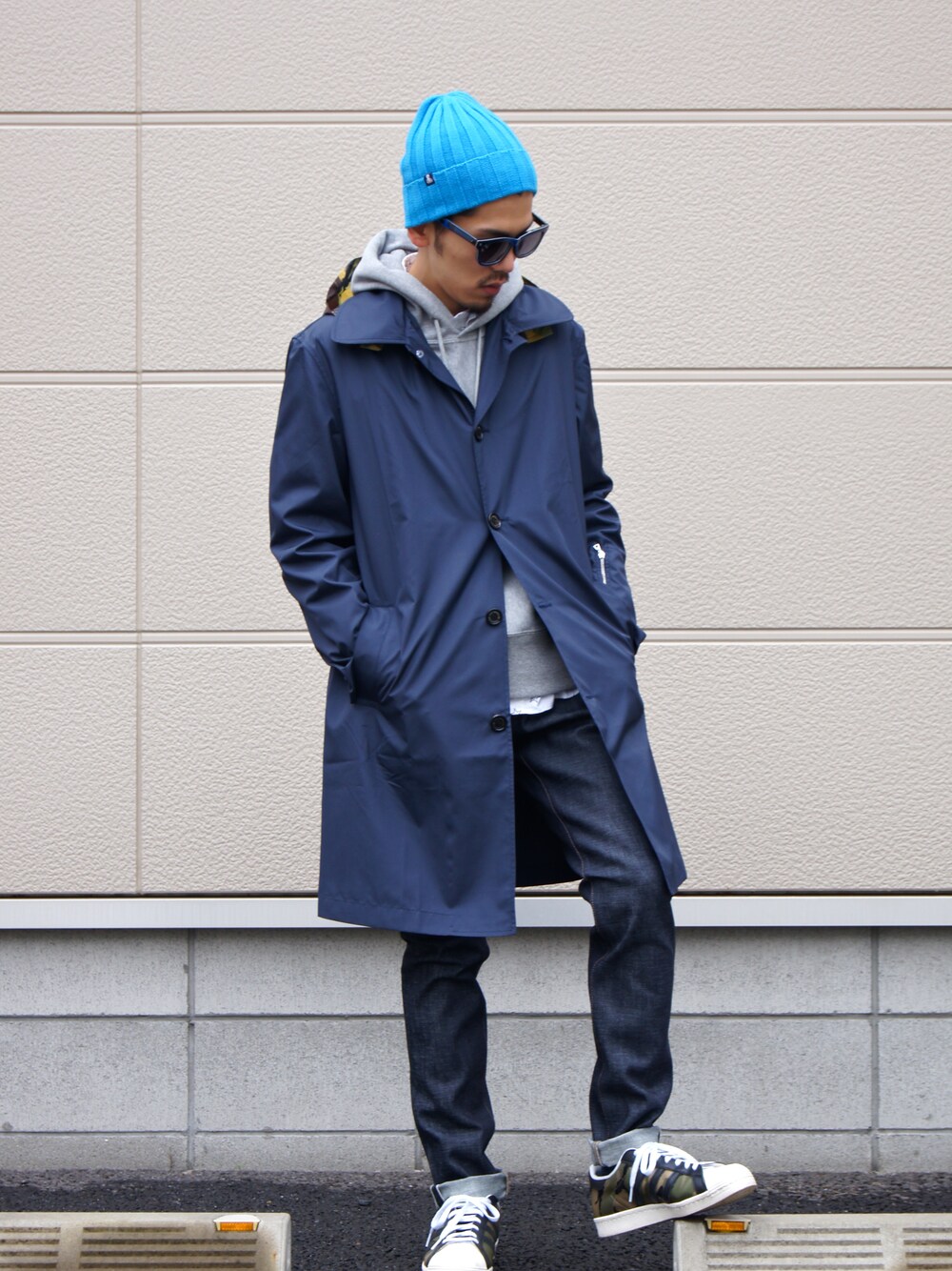 ホワイト系のシャツ/ブラウスを着用したメンズの冬コーディネートの1枚目の写真