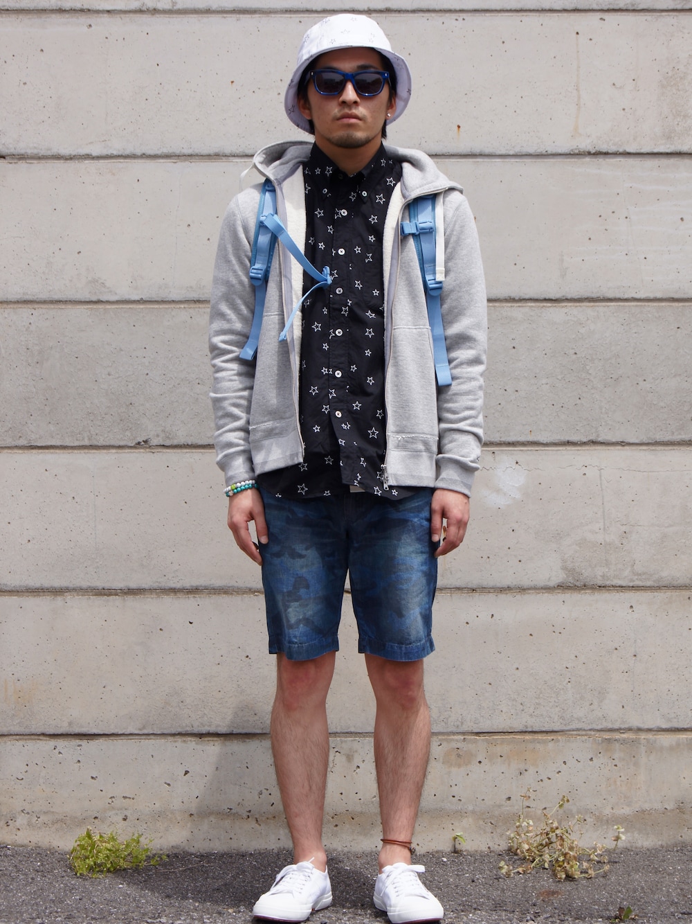 ホワイト系のTシャツ/カットソーを着用したメンズの春コーディネートの1枚目の写真