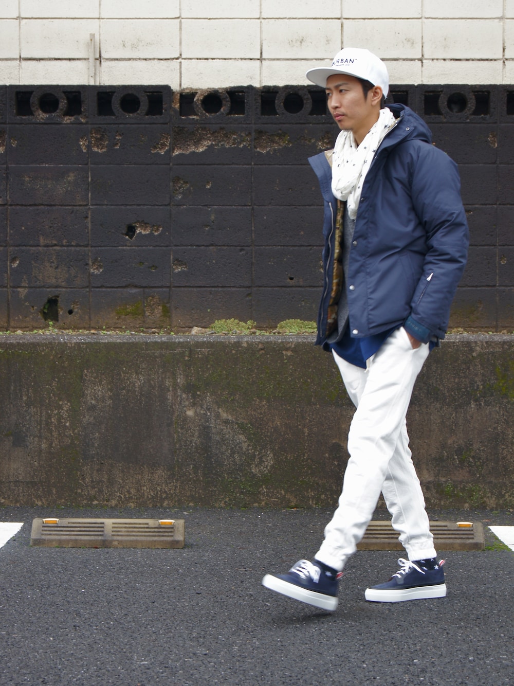 ブルー系のダウンジャケット/コートを着用したメンズの秋コーディネートの1枚目の写真