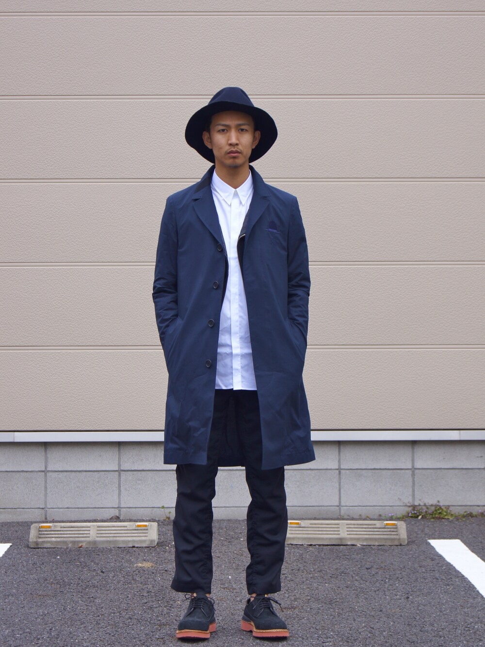 「 visvim、 uniform experiment、 nonnative、 COMME des GARCONS HOMME、art comes first」｜「ART COMES FIRSTのBSH ROCK（ステンカラーコート、ブルー系）」を使った、UNDERPASSさん（メンズ・170cm）の春コーディネートの1枚目の写真