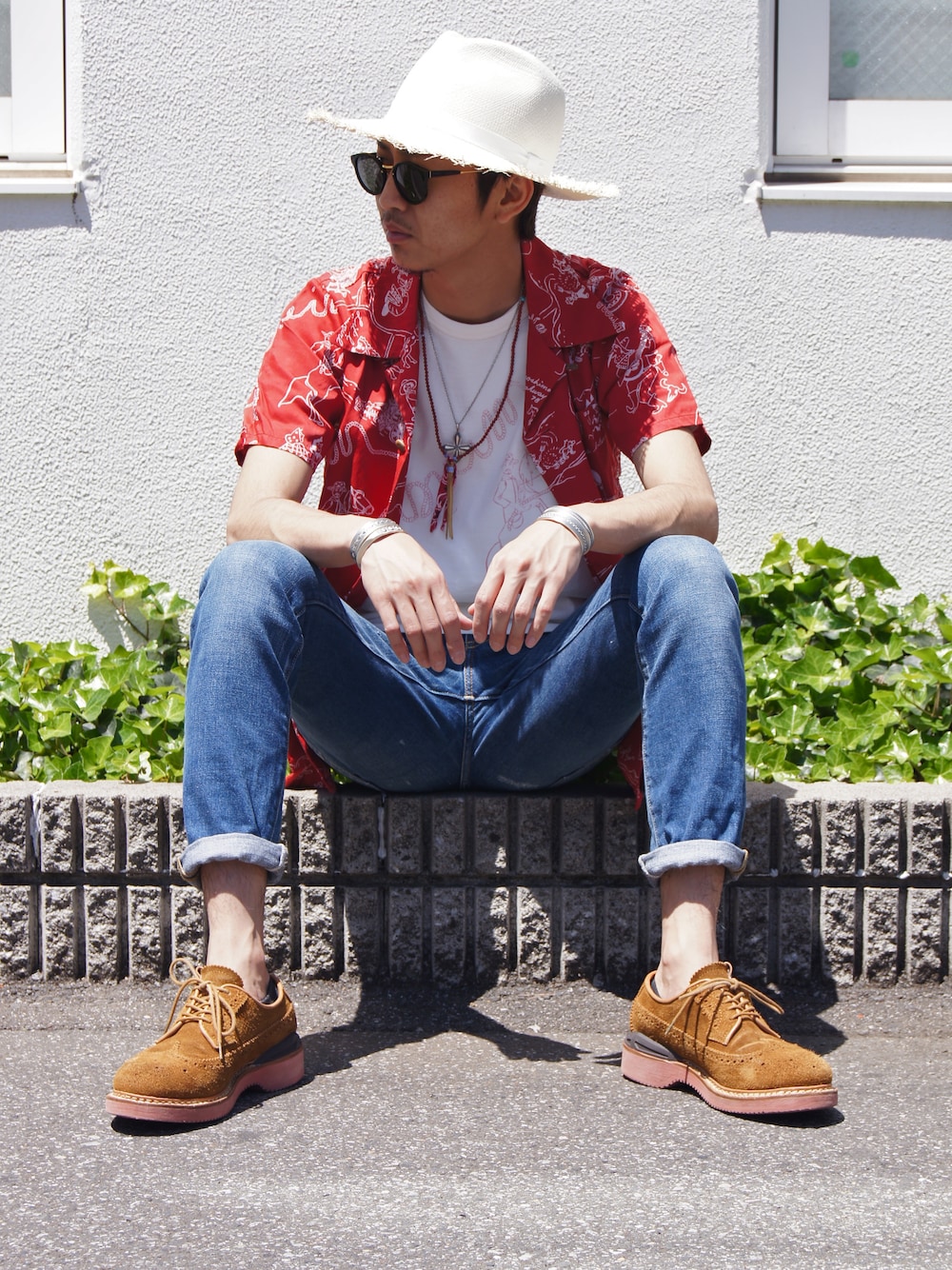 レッド系のシャツ/ブラウスを着用したメンズの春コーディネートの1枚目の写真