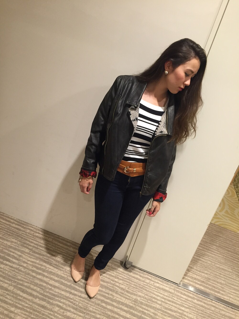 「Desigual」｜「Desigualの「Desigual/デシグアル」ファー付レザージャケット（ライダースジャケット、ブラック系）」を使った、Michelle Leia Saaleさん（レディース・162cm）の秋コーディネートの1枚目の写真