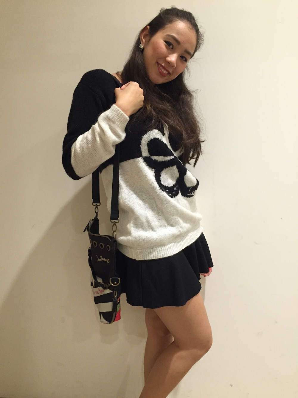 「Desigual」｜「H&Mのアイテム（スカート、ブラック系）」を使った、Michelle Leia Saaleさん（レディース・165cm）の秋コーディネートの1枚目の写真