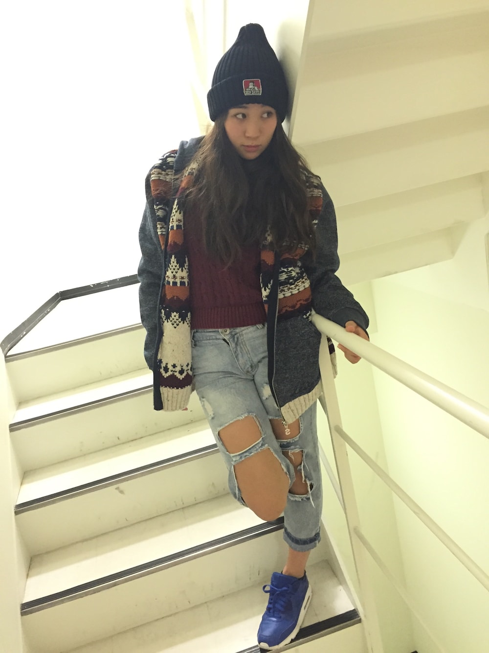 「Desigual」｜「Desigualの「Desigual/デシグアル」フェアアイル調フード付パーカー（パーカー、グレー系）」を使った、Michelle Leia Saaleさん（レディース・165cm）の冬コーディネートの1枚目の写真