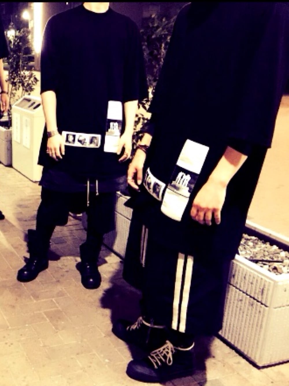 「RICK OWENS、drkshdw、モード、ブーツ、スニーカー、ショーツ、黒、ビックシルエット、サルエルパンツ、双子コーデ」｜「Rick Owensのアイテム（Tシャツ/カットソー、ブラック系）」を使った、ma-shiさん（メンズ・175cm）の夏コーディネートの1枚目の写真