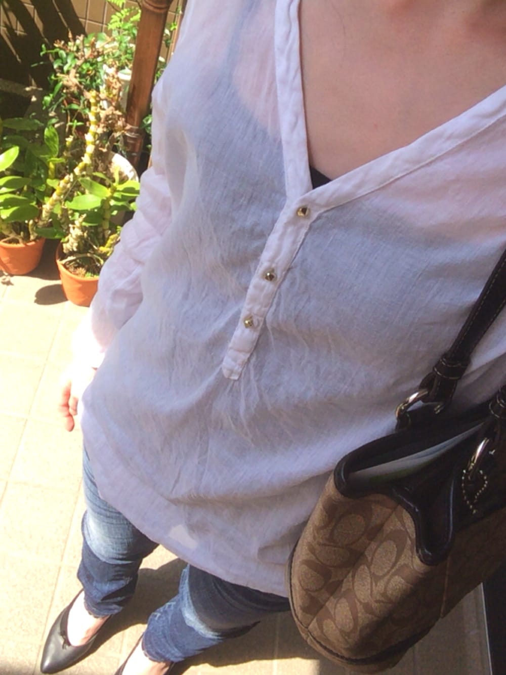 ホワイト系のシャツ/ブラウス、その他のデニムパンツを着用したレディースの春コーディネートの1枚目の写真