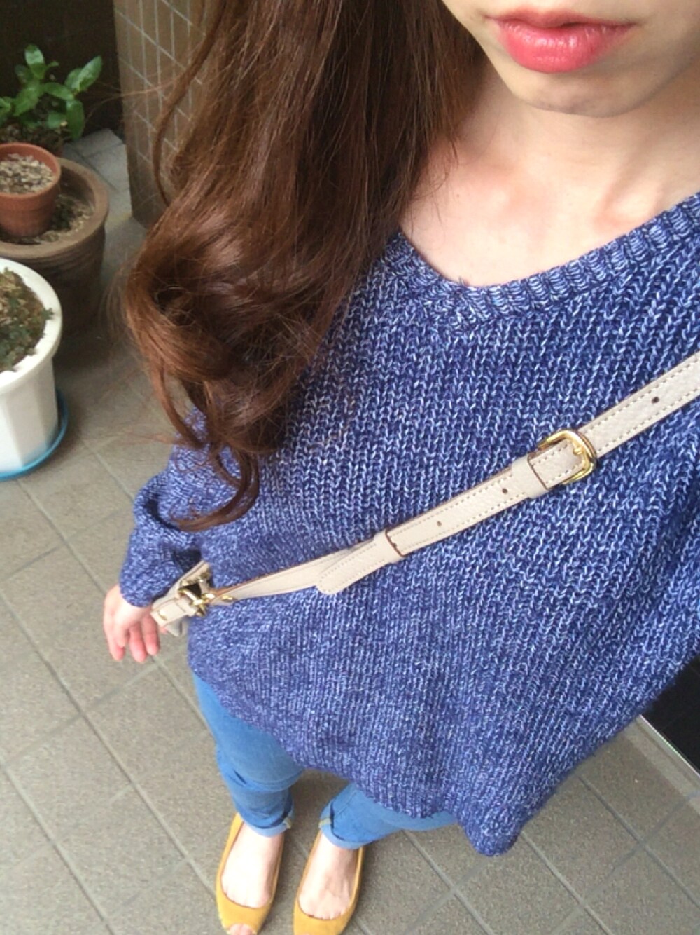 ブルー系のニット/セーター、その他のショルダーバッグ、ブルー系のパンツを着用したレディースの春コーディネートの1枚目の写真