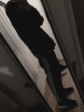 「ブラック×ホワイト」｜「アイテム（スウェット）」を使った、Lさん（メンズ・176cm）の冬コーディネート