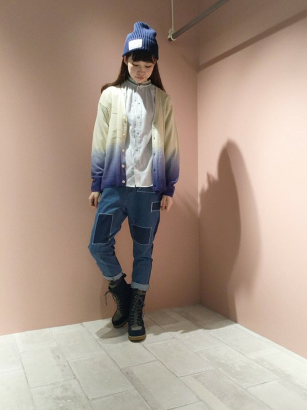 「カーディガン、デニム、ブーツ、グラデーション、デニムパンツ、ne-net、ネネット、冬、シャツスタイル、african mix」｜「Ne-netのオーロラニット（カーディガン/ボレロ、ブルー系）」を使った、ぴのこさん（レディース・172cm）の秋コーディネートの1枚目の写真