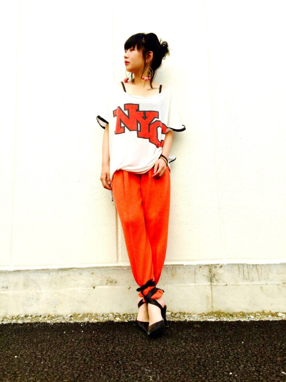 ブラック系のその他シューズ、ホワイト系のTシャツ/カットソー、オレンジ系のピアス(両耳用)を着用したレディースの春コーディネートの1枚目の写真