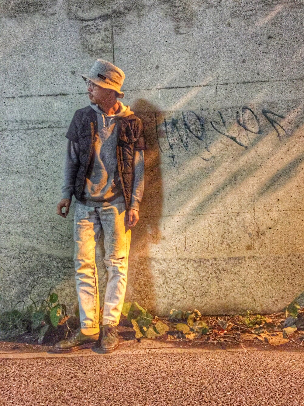 ブルー系のデニムパンツ、グリーン系のその他シューズ、グリーン系のトップスを着用したメンズの秋コーディネートの1枚目の写真