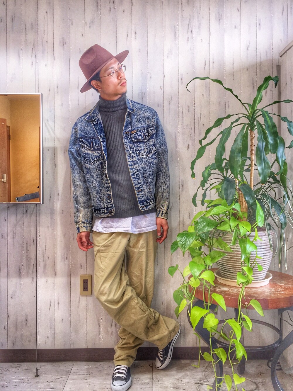 ブルー系のその他アウター、グレー系のニット/セーター、ホワイト系のTシャツ/カットソーを着用したメンズの秋コーディネートの1枚目の写真