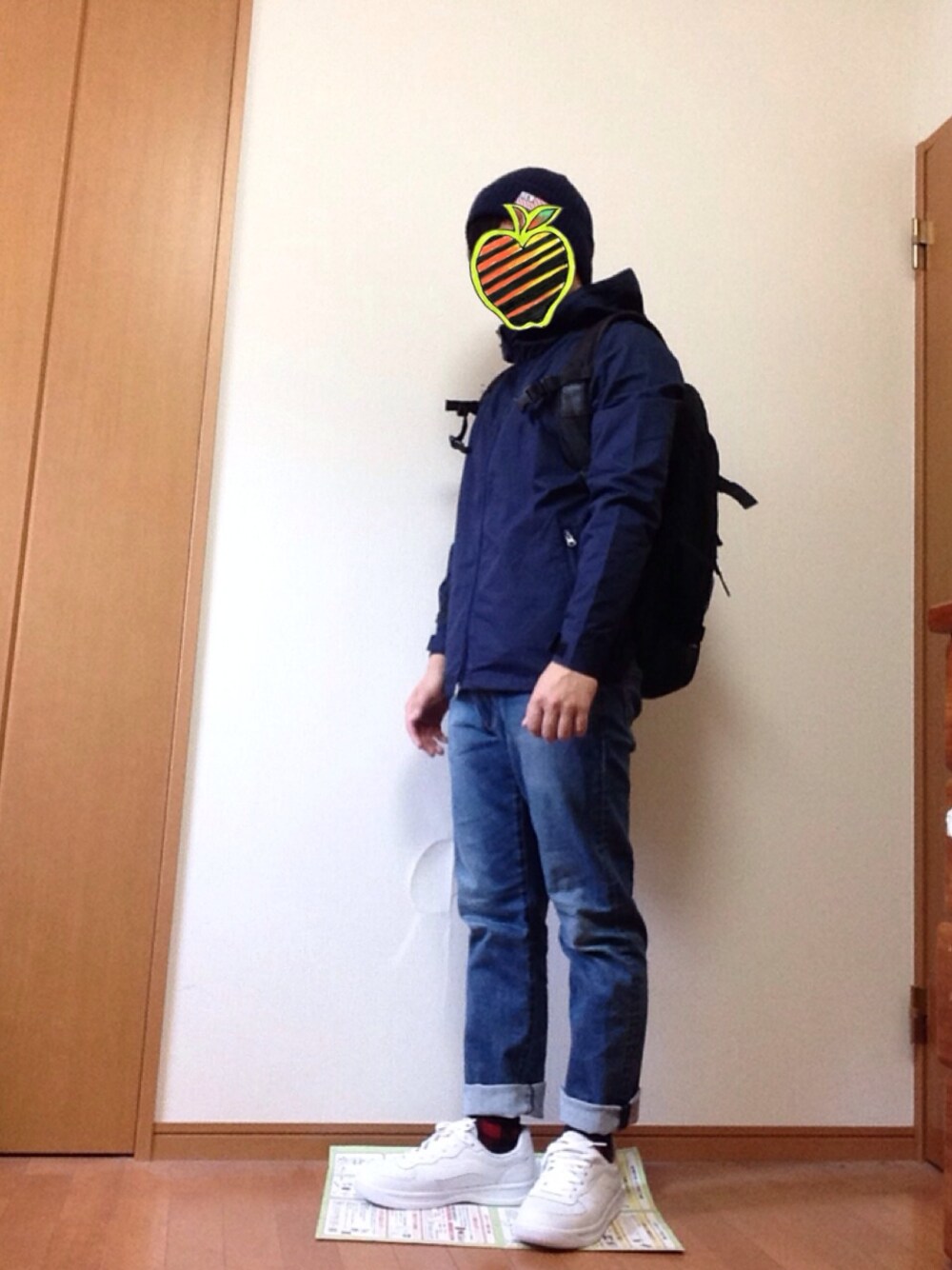 「マウンテンパーカー、アーバンリサーチ、UNIQLO、BEN DAVIS、URBAN RESEARCH、NIXON、バンズ、スニーカー、ニット帽」｜「URBAN RESEARCHのアイテム（ナイロンジャケット、ブルー系）」を使った、もっさんさん（メンズ・167cm）の春コーディネートの1枚目の写真