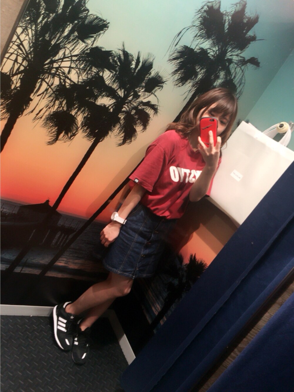 「ootd、outfit、denim、Tシャツ、カジュアル、カジュアルガーリー、ガーリー、スニーカー」｜「KIKS TYOの【KIKS TYO】LOGO TEE（Tシャツ/カットソー、その他）」を使った、ヤオさん（レディース・156cm）の秋コーディネートの1枚目の写真