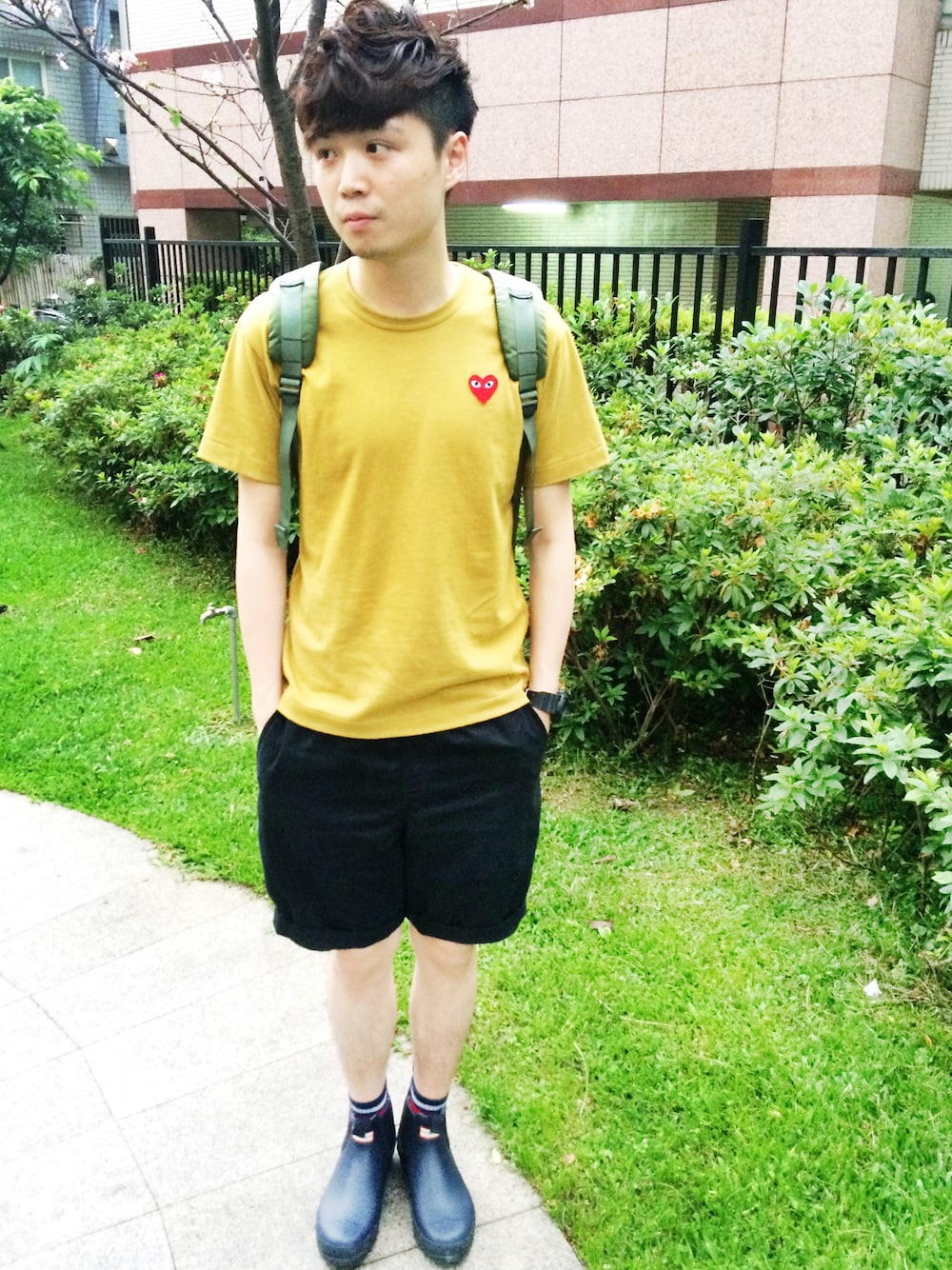 「COMME des GARCONS、HUNTER」｜「UNIQLOのアイテム（カーゴパンツ、ブラック系）」を使った、Kai さん（メンズ・178cm）の春コーディネートの1枚目の写真