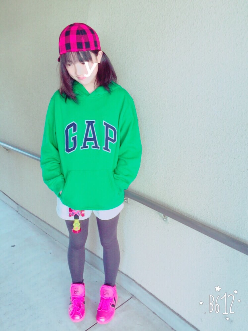 「女の子、キャップ、パーカー、GAP、緑」｜「GAPのアイテム（パーカー、グリーン系）」を使った、SAQOOさん（キッズ・156cm）の秋コーディネートの1枚目の写真