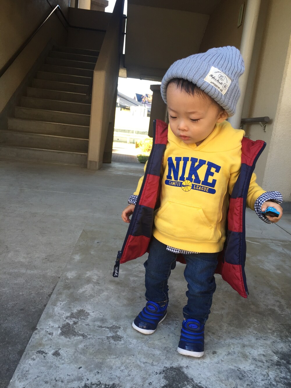 「子供カッコイイ、大人ヤンチャ部、おとこのこ、1歳、ニット帽、パーカー、ベスト、NIKE、x-girl stages」｜「3coinsのアイテム（ニットキャップ/ビーニー、グレー系）」を使った、SAQOOさん（キッズ・70cm）の冬コーディネートの1枚目の写真