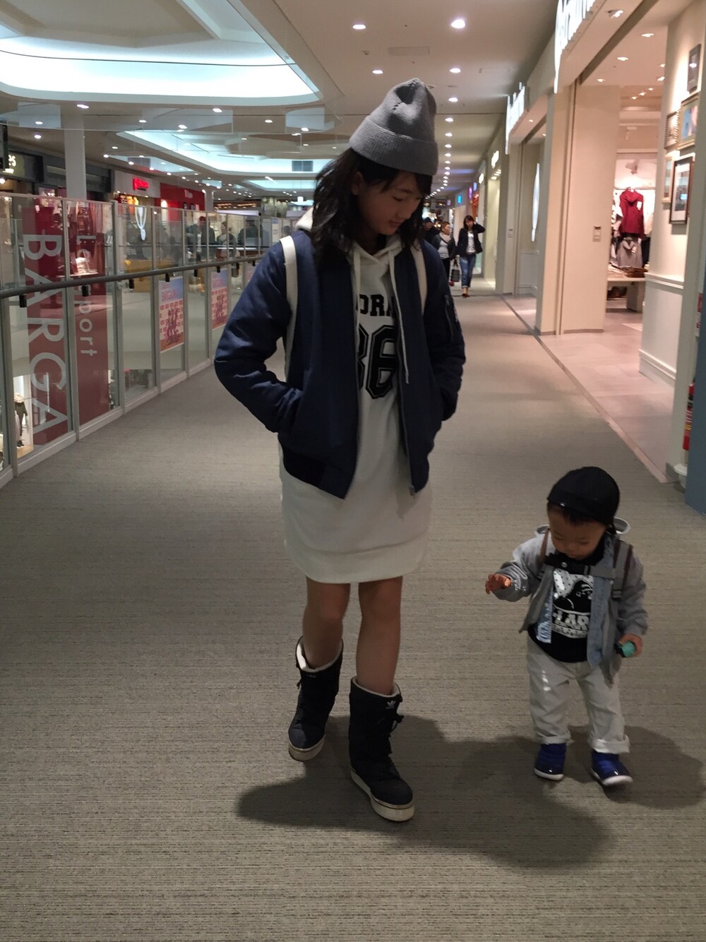 「子供カッコイイ、大人ヤンチャ部、姉弟、1歳、XLARGE、キャップ、ニット帽、ひよこクラブコーデコンテスト」｜「XLARGE KIDSのS/S TEE DOT OG（Tシャツ/カットソー、ブラック系）」を使った、SAQOOさん（キッズ・70cm）の冬コーディネートの1枚目の写真