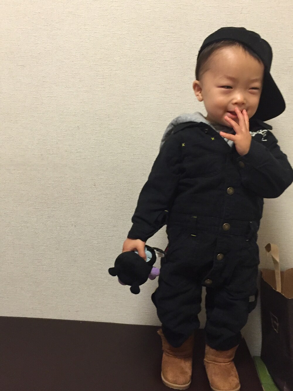 「子供カッコイイ、大人ヤンチャ部、つなぎ、キャップ、ムートンブーツ、パーカー、男の子、1歳」｜「NEW ERAのアイテム（キャップ、ブラック系）」を使った、SAQOOさん（キッズ・70cm）の冬コーディネートの1枚目の写真
