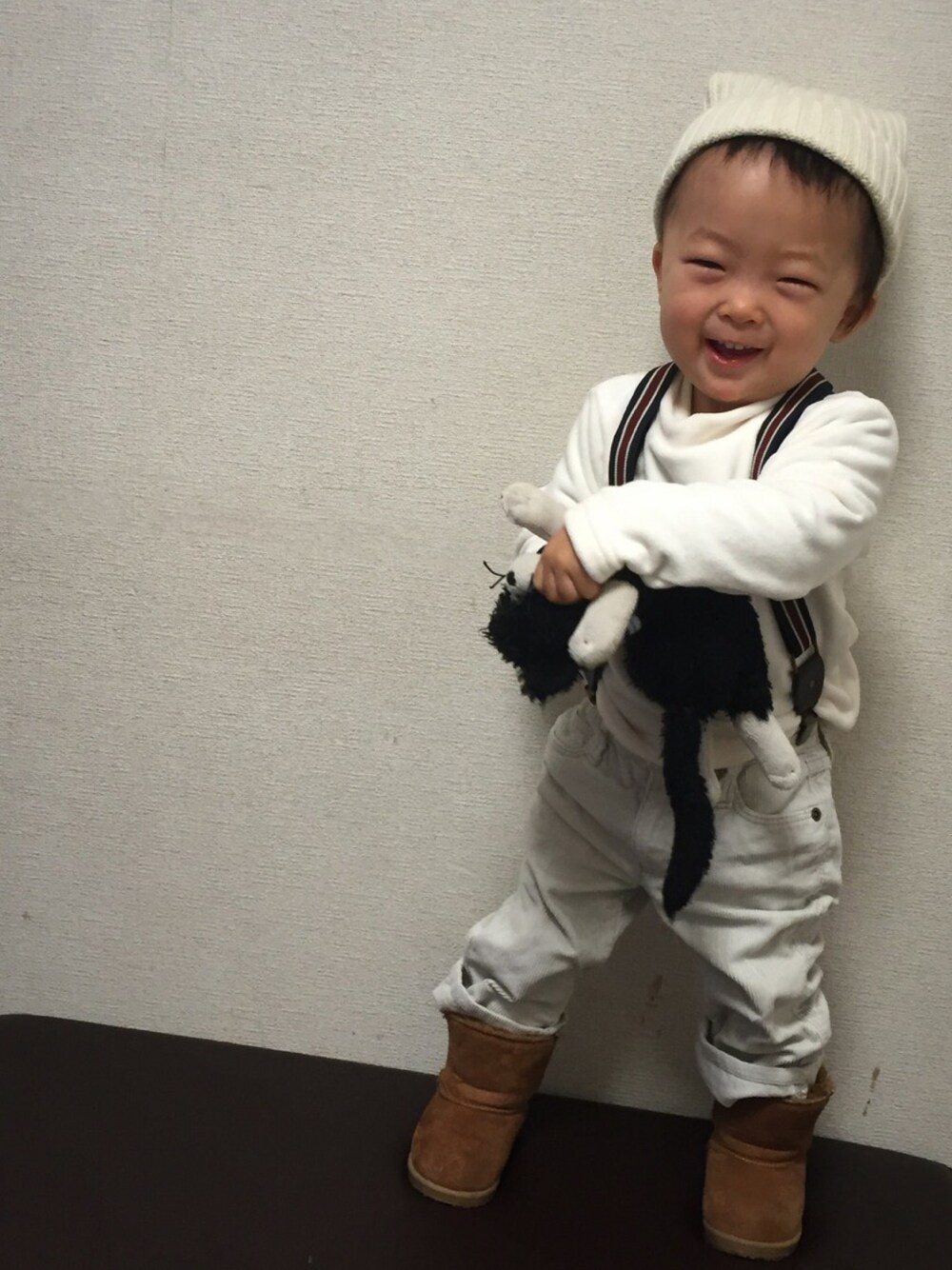 「新年サスペ祭り、子供カッコイイ、大人ヤンチャ部、ニット帽、ホワイト、サスペンダー、1歳、男の子」｜「しまむらのアイテム（ニットキャップ/ビーニー、ホワイト系）」を使った、SAQOOさん（キッズ・70cm）の冬コーディネートの1枚目の写真