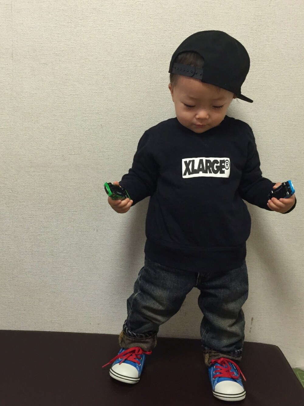 「子供カッコイイ、大人ヤンチャ部、キャップ、NEW ERA、デニム、男の子、1歳、キッズコーデ、XLARGE、ひよこクラブコーデコンテスト」｜「NEW ERAのアイテム（キャップ、ブラック系）」を使った、SAQOOさん（キッズ・70cm）の冬コーディネートの1枚目の写真