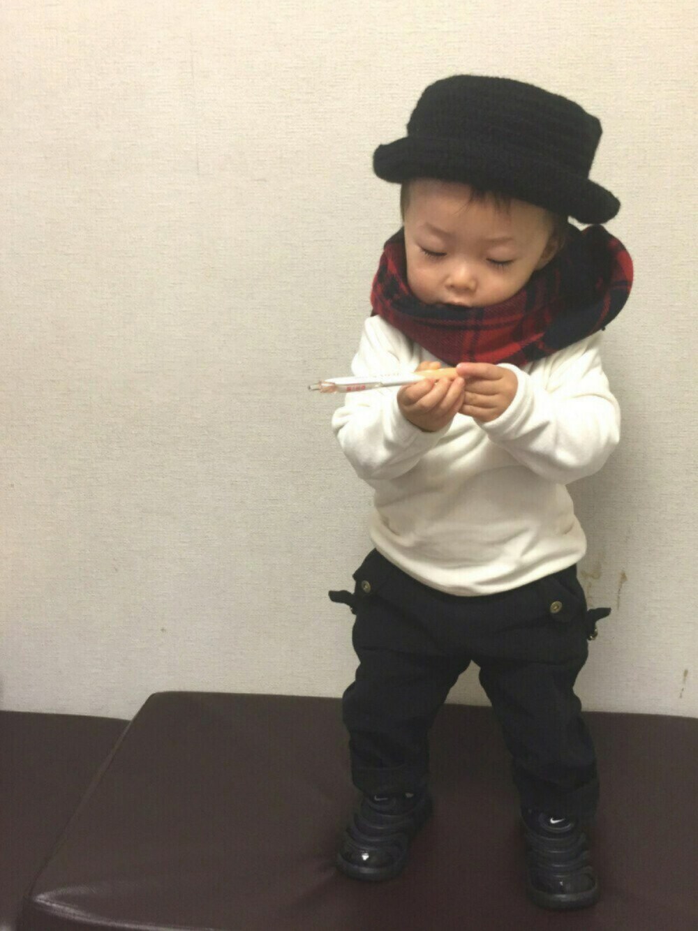 「子供カッコイイ、大人ヤンチャ部、あおmade、ハット、マフラーぐるぐる、男の子、キッズ、1歳」｜「あおmadeのアイテム（ハット、ブラック系）」を使った、SAQOOさん（キッズ・70cm）の冬コーディネートの1枚目の写真