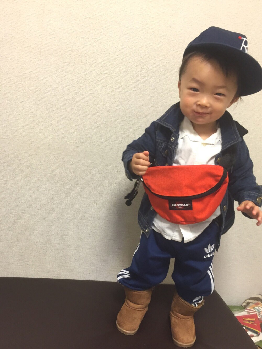 「キャップ部、シャツスタイル祭、シャツスタイル、おとこのこ、子供カッコイイ、アディダス、adidas originals、キャップ、デニム、白シャツ」｜「キャップ部2/6活動日のアイテム（その他、その他）」を使った、SAQOOさん（キッズ・70cm）の冬コーディネートの1枚目の写真