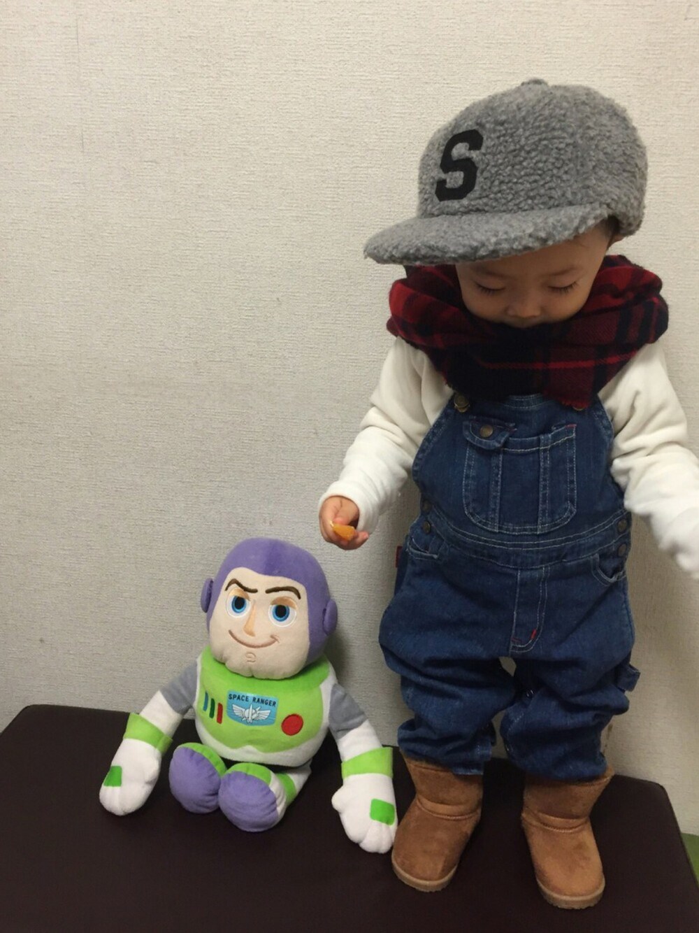 「子供カッコイイ、大人ヤンチャ部、おとこのこ、キャップ、オーバーオール、ムートンブーツ、マフラーぐるぐる、1歳、リンクコーデ、ドラフトRO」｜「Right-on KIDSのアイテム（キャップ、グレー系）」を使った、SAQOOさん（キッズ・70cm）の冬コーディネートの1枚目の写真