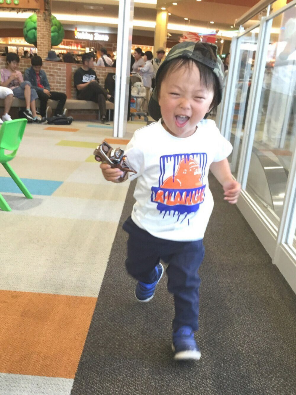「キャップ、キャップ部、XLARGE、男の子、キッズコーデ、子供カッコイイ、大人ヤンチャ部、ドラフトPM、カモフラスキー」｜「petit mainの迷彩×Ｂモチーフキャップ（キャップ、グリーン系）」を使った、SAQOOさん（キッズ・80cm）の春コーディネートの1枚目の写真