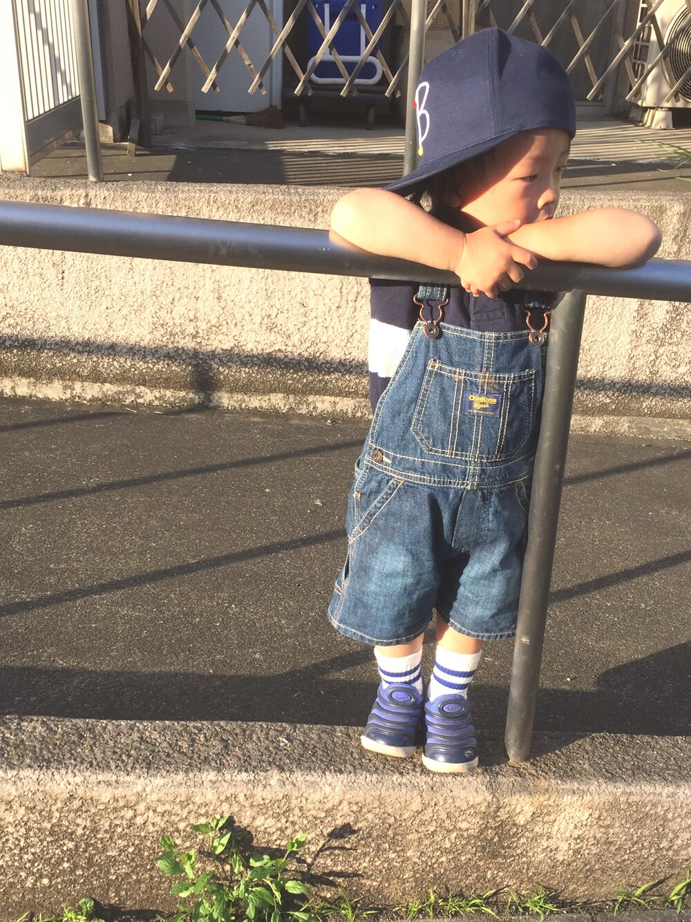 「ショーパン部、ショートパンツ、キャップ、キャップ部、男の子、オーバーオール、子供カッコイイ、大人ヤンチャ部」｜「A BATHING APEのアイテム（キャップ、ブルー系）」を使った、SAQOOさん（キッズ・80cm）の春コーディネートの1枚目の写真